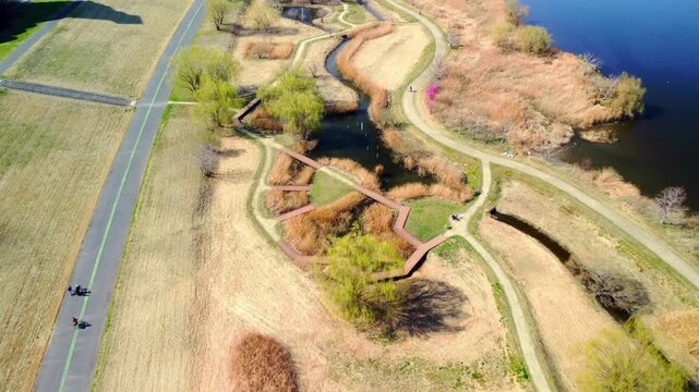 晴れた日の川と土手を空撮　4K