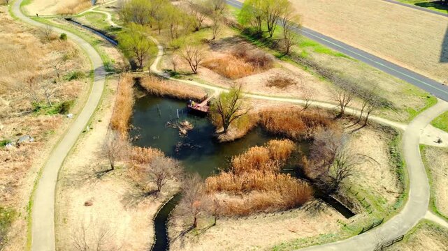 晴れた日の川と土手を空撮　4K