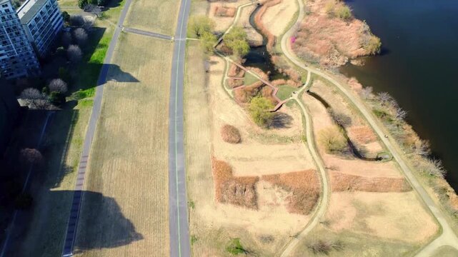 晴れた日の川と土手を空撮　4K