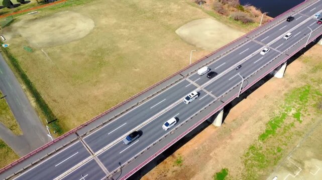 車通りの多い橋を空撮　4K