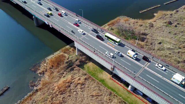 車通りの多い橋を空撮　4K