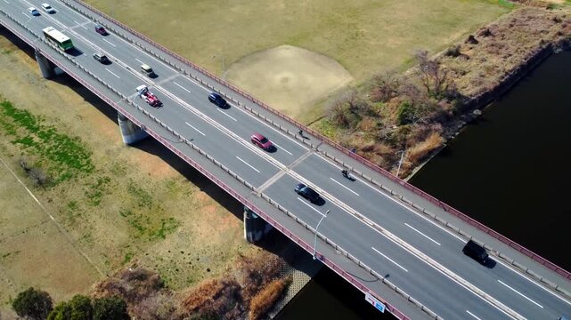 車通りの多い橋を空撮　4K