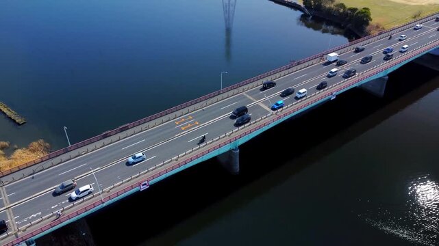 車通りの多い橋を空撮　4K
