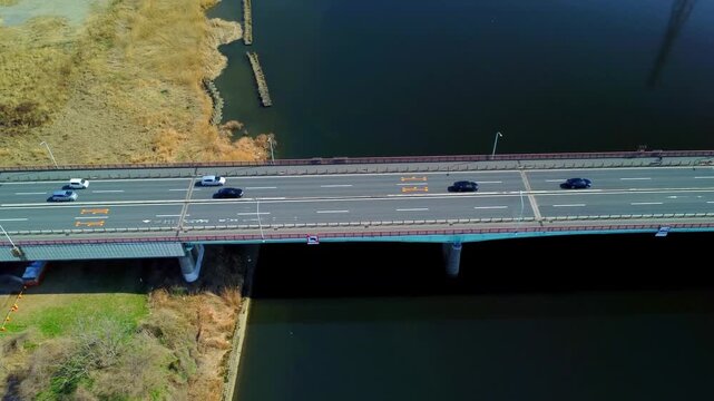 車通りの多い橋を空撮　4K