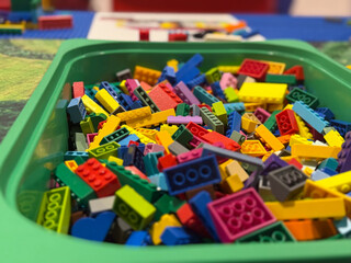 Naklejka premium Colorful toy bricks in a green tray