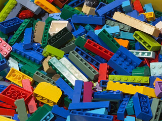 Naklejka premium Colorful pile of plastic building bricks
