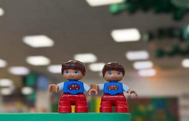 Naklejka premium Two toy figures side by side