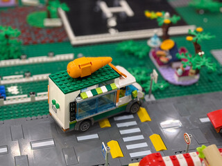 Naklejka premium Lego carrot food truck in city scene
