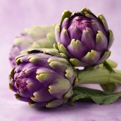 Obraz premium Fresh purple artichokes are displayed against a matching pale purple background