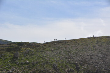 稜線を歩く登山者
