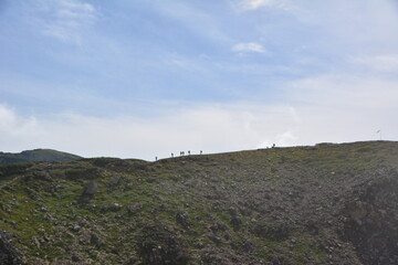 稜線を歩く登山者