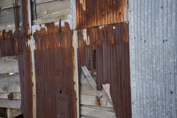 錆びたトタンの波板