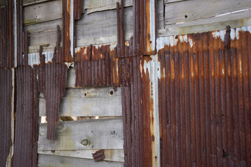 錆びたトタンの波板