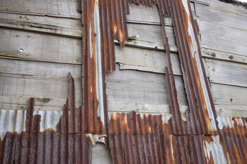 錆びたトタンの波板