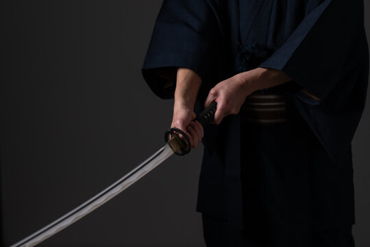 男性　日本刀　着物