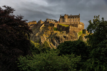 Obraz premium Edinburgh Castle on Volcanic Rock Surrounded by Lush Green Trees
