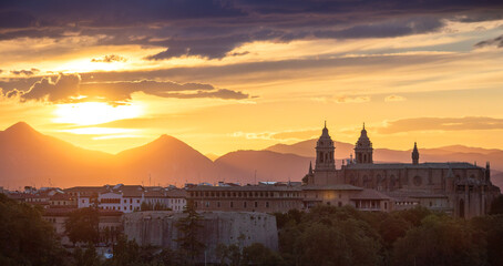 Obraz premium Sunset in Pamplona with a view of the city and the cathedral, in the autonomous community of Navarra