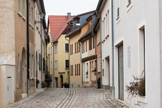 Stra&szlig;enz&uuml;ge mit H&auml;usern und altem Kopfsteinpflaster in Weimar