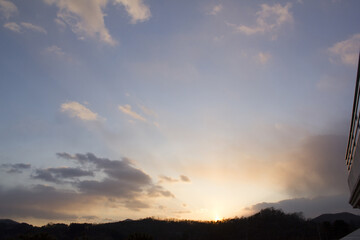 Obraz premium cloud and vanilla sky background with dark mountain silhouette