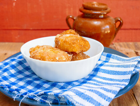 Bu&ntilde;uelos Venezolanos (Cassava fritters) 