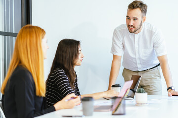 Obraz premium Meeting planning guide the business marketing team in corporate environment, information management and consultation support presentation strategy, finance decisions, creative idea brainstorm sharing