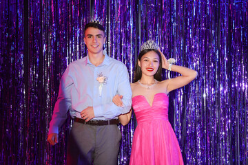 Young couple in crowns on prom night © Pixel-Shot