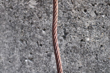 潮風で腐食した錆びたステンレス製のロープ
