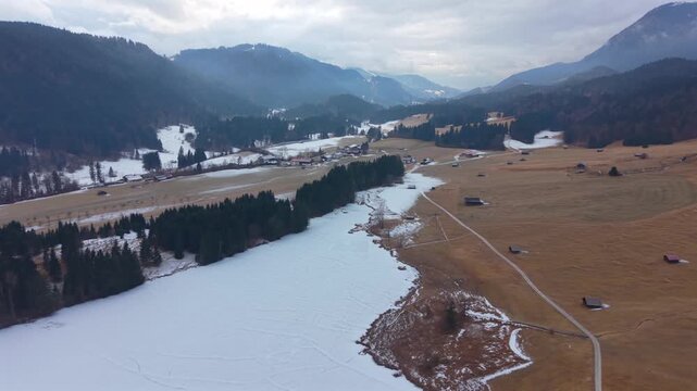 Luftaufnahme vom verschneiten Wagenbruechsee, Geroldsee in Kruen, Bayern. Ein sehr beliebtes Touristenziel in den Alpen. Winterliche Natur im Landkreis Garmisch-Partenkirchen.