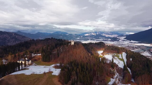 Panorama Luftbild der Ruine Thierberg in Tirol. Historische Sehenswuerdigkeit mit Blick auf Kufstein, den Inn Fluss und die Berge des Kaisergebirges im Winter. Aerial drone view of Burg Thierberg