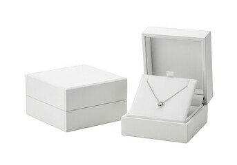 Naklejka premium Elegant white jewelry box with necklace inside isolated on transparent background