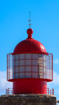 Faro, linterna, c&uacute;pula, rojo, carm&iacute;n, cristal, rejilla, metal, estructura, detalle, veleta, pararrayos, cielo, azul, contraste, mar&iacute;timo, gu&iacute;a, n&aacute;utico, luz, &oacute;ptica, vigilancia, arquitectura