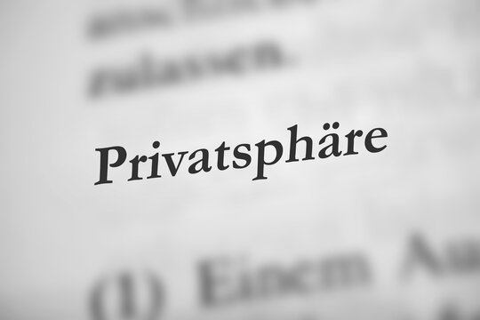 Privatsph&auml;re - deutsches Textwort auf grauen Hintergrund