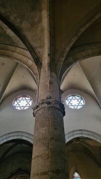 L'int&eacute;rieur de l'&Eacute;glise Saint-Martin de Limoux et ses magnifiques rosaces en forme d'&Eacute;toile de David (Occitanie)