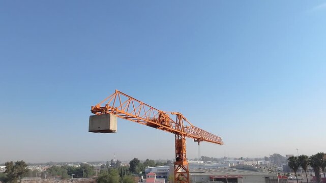 Vuelo frontal de drone: De la estructura industrial al horizonte del atardecer