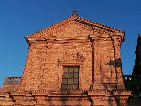 facciata di chiesa al tramonto