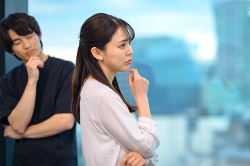 考え、悩む男女　ビジネス　夫婦　カップル　会社員