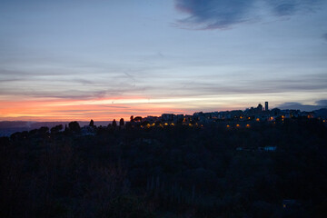 Coucher de soleil sur le village m&eacute;di&eacute;val de Saint-Paul-de-Vence sur la C&ocirc;te d'Azur en France