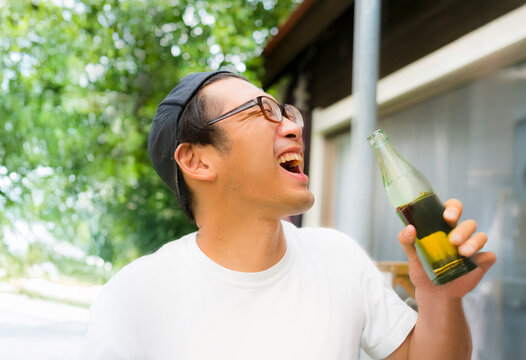 瓶のジュースを飲むエガちゃん