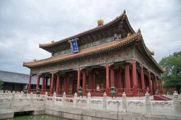 Obraz premium Yonghegong Temple Beijing - Traditional Chinese Architecture with Golden Roofs