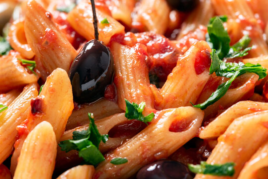 Penne con sugo, olive e prezzemolo, Pasta Italiana 