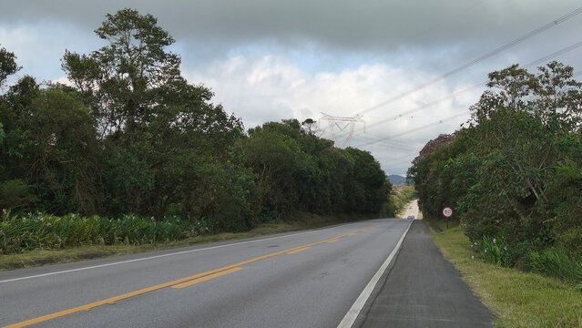 Uma linda estrada, caminho para Paranapicacaba, em Santo Andr&eacute;, estado de S&atilde;o Paulo, Brasil.