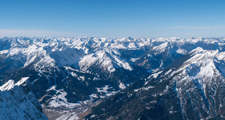 Obraz premium Breathtaking high-angle panorama of snowy mountain peaks and a ski resort valley in the Tyrolean Alps, Austria