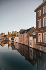 Obraz premium Scenic canals and historic medieval architecture in Bruges, Belgium, featuring traditional Flemish buildings along the water in the iconic European city.