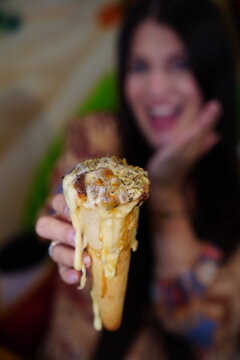 Mulher comendo Pizza Cone