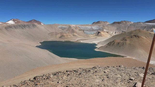 Valle des&eacute;rtico con monta&ntilde;as rocosas y cielo azul en paisaje &aacute;rido natural