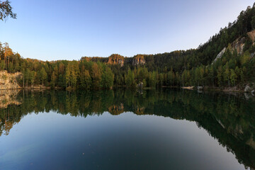 Fototapeta premium Mirror Lake Vyhlídková plošina, adrspach teplice rocks, Czech Republic