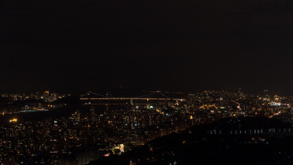 Fototapeta premium Suspension Bridge Illuminated Over the East River at Night