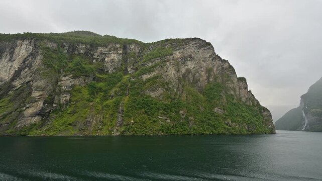 Fjordlandschaft im Sommer mit Wolken am Himmel, Geirangerfjord, Geiranger, Stranda, Romsdal, Norwegen, Europa