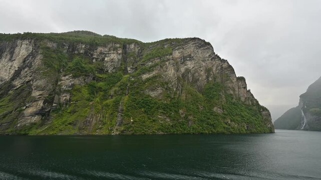 Fjordlandschaft im Sommer mit Wolken am Himmel, Geirangerfjord, Geiranger, Stranda, Romsdal, Norwegen, Europa