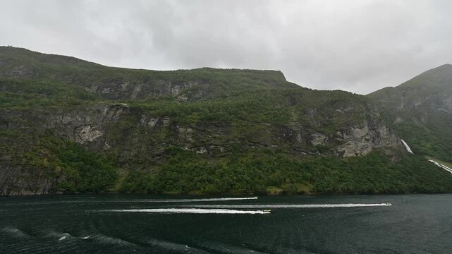 Fjordlandschaft im Sommer mit Wolken am Himmel, Geirangerfjord, Geiranger, Stranda, Romsdal, Norwegen, Europa